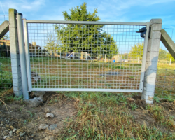 Tuinpoort in de kleur RAL 7030 ( Steengrijs ).