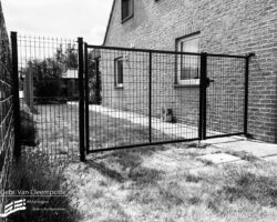 Standaard tuinpoort met vaste draadpanelen.