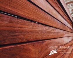 Padouk poort type : Excellent. Door de speciale schaafwijze wordt de inkijk verhinderd.