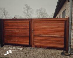 Padouk poort type : Excellent. Door de speciale schaafwijze wordt de inkijk verhinderd.