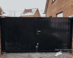 Maatwerk poort type : Enigma, geplaatst tussen bestaande pilaren.