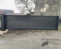 Maatwerk schuifpoort type : Hugo in zwarte structuurlak.