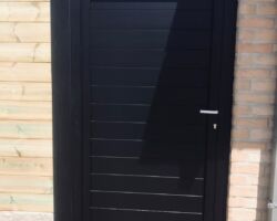 Maatrwerk poort type : Enigma in zwarte structuurlak.