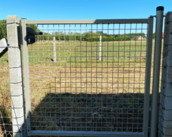 Tuinpoort in de kleur RAL 7030 ( Steengrijs ).