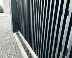 Schuifpoort op rail type : Errera. Aluminium kader met verticale kokers.