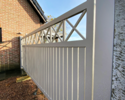 Dubbel asymmetrische draaipoort, type : Cottage. Kleur : RAL 7030 ( Structuur ).