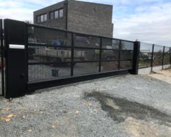 Vrijdragende schuifpoort type Kwai Perfo in Ral 9005.