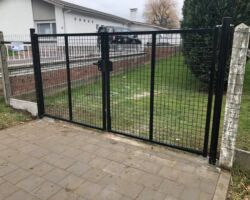 Dubbele zwarte tuinpoort.