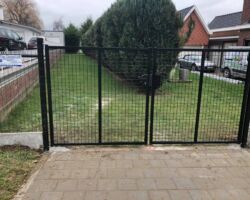 Dubbele zwarte tuinpoort.