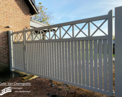 Dubbel asymmetrische draaipoort, type : Cottage. Kleur : RAL 7030 ( Structuur ).