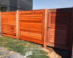 Padouk poort type : Deluxe met vaste panelen.