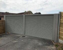 Maatwerk poort type Oblix met automatisatie.