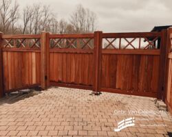 Dubbele poort type : Imperial, voorzien van automatisering + vast stuk.