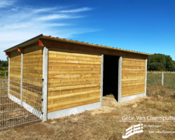 Stalling met beton en grenen hout.