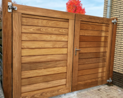 Maatwerk poort in Afromosia.