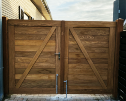 Maatwerk poort in Afromosia.